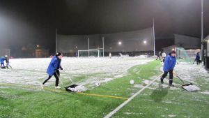 Att skotta snö med talkokrafter är inget nytt påfund. Alla som sköter underhåll för Raseborgs räkning ska dock få betalt. FC Futura höll snöskottningstalko på Kvarnbackens konstgräsplan i Borgå