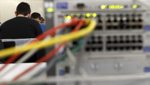Det är tills vidare främst datorer, modem och mobiler som attackeras. Internet