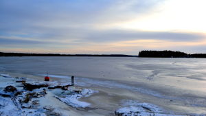 En isbelagd vik är vacker att se på, men var säker på att isen håller vid stranden innan du ger dig ut. Sågudden i Lovisa.