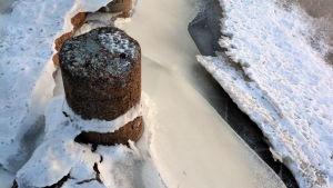 Regnet fick isen att smälta, men i början av veckan började den hårdna igen. Sågudden i Lovisa.