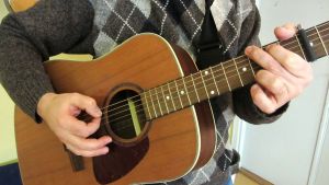 Min gitarr är som en vän med vilken man vill finna en gemsam harmoni, säger Mats Fontell. en gitarr