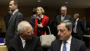 Tysklands finansminister och ECB:s chef Mario Draghi på eurogruppens möte i Bryssel 11.2.2015 Tysklands finansminister Wolfgang Schäuble och ECB:s chef Mario Draghi