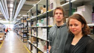 Otto Lukkari och Kaisa Fredriksson kan sina vägar bland alla lagerhyllor. lagerarbetare