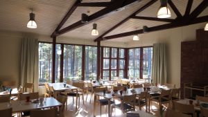 Det finns gott om ljusa, stora fönster i mat- och mötessalen. Pellinge kursgård