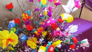 Färggranna videkvistar i Borgå ortodoxa kyrka på palmsöndagen. Blomsterprytt ris i Borgå ortodoxa kyrka inför palmsöndagen.