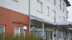 Servicehuset Astrea i Hangö. Här sköter staden själv verksamheten. Astrea servicehus i Hangö.