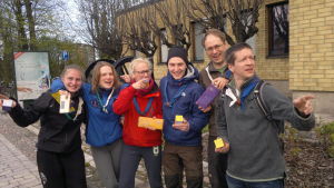 Sök och Finn-deltagarna Viveca Hansson, Melina Weckman, Emma Liljeroth, Sebastian Nastamo, Henrik Wallén och Markus Haakana undrar var nästa kontroll är. Sök och Finn-segrarna Viveca Hansson, Melina Weckman, Emma Liljeroth, Sebastian Nastamo, Henrik Wallén och Markus Haakana undrar var nästa kontroll är.