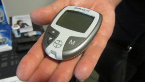 Vid hälsostationen i Näse utdelas vårdartiklar till exempel för diabetiker (illustrerande arkivbild). Blodsockermätare.