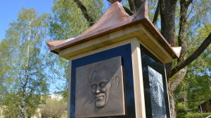 Många detaljer på minnesmärket. Ett minnesmärke över Gustaf John Ramstedt avtäcktes i Ekenäs.
