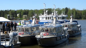 Weldmec ordnade flyttande båtutställning i Tolkis på måndagen. Aluminiumbåtar i hamn