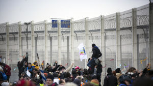 Det existerande stängslet ska förstärkas med den nya muren Flyktingstängsel i Calais, Frankrike