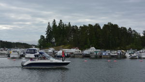 Det var inte många som fritidsåkade med båten i Lappvik i juni. Båt kör in i båthamnen Predium.