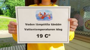 Simlärarna kollar vattentemperaturen och algbeståndet varje dag och meddelar deltagarna. Bilden är en arkivbild. Temperaturen är låg i Kokongropen.