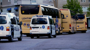 Polisen följer ut bussarna med Stadin Kingit. Polisen i Lahtis eskorterar bussar med HIFKs supportrar ut ur staden.