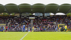 Fullsatta läktare ger goda möjligheter till att betala löner. Men i de lägre serierna är de sällsynta Ilves-HJK var slutsåld. 5050 personer på plats