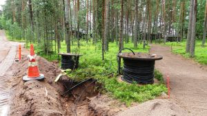 Så här såg det ut när man byggde optisk fiberkabel på Vessö i Borgå 2015. Vessönet och Borgå Energi gräver ned kablar i Sondby