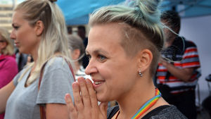 Catzo är ordförande för Regnbågsankan och gästchattar på Sluta panta den 19.9 kl. 19-22. Catariina Salo väntar på att containern ska öppnas.