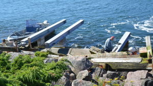 Den nya bryggan byggdes på talko ifjol. Fyrsällskapet bygger brygga med talkokrafter på Gustavsvärn