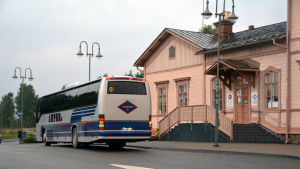 Raseborg kunde till exempel ge en trafikidkare ensamrätt på en rutt om staden fick agera myndighet. En buss utanför Ekenäs resecenter.