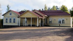 Familjen Hankavuori uppskattade den svenska skolan i Svartbäck. Svartbäck skola i Pyttis