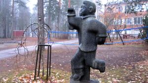 kk veistoksesta jossa on kiaksi poikaa