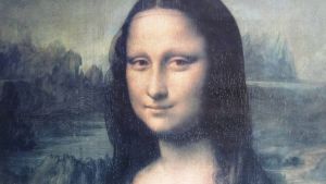 Tuttu hahmo tarkkailee tunnin kulkua tyynesti luokan seinältä. Mona Lisa luokan seinällä
