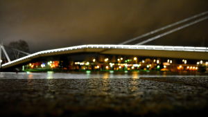 Arkivbild på gångbron i Borgå. Ett ljuskonstverk som finns på gångbron och har planerats av Samuel Mäki-Kettula blir startskottet för jubileumsåret Borgå 675. Verket finns till för att fira stadsbilden och kommer under högtiderna 2021 att belysas enligt olika teman. Kajkant med Borgå gångbro i bakgrunden