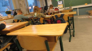 En del elever har fått huvudvärk eller andra symptom av att vistas i skolan (illustrerande arkivbild). Lågstadie elever som sitter och skriver
