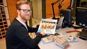 Mycket hockey på tapeten i Kaj Ahlsveds forskning. Doktorand Kaj Ahlsved forskar i musikanvändningen inom sport. 2015.