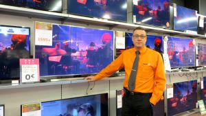 Butikschef Stefan Berlin. butikschef stefan berlin vid expert-butiken i borgå
