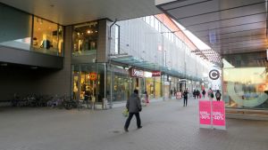 Granna Rea-skyltar och upplysta skyltfönster lockade vid Konstfabriken. shoppinggränden i konstfabriken i borgå