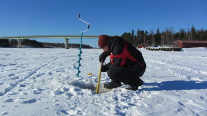 Patrick Eriksson granskar isarna en kall vinter för några år sedan. Arkivbild. Isforskaren Patrick Eriksson vid Emsalö bron.