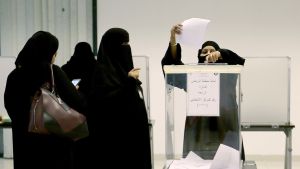 Kvinnor i Saudiarabien röstar i kommunalval i 2015. Kvinnor i Saudiarabien röstar i kommunalval i 2015 för första gången någonsin.