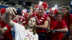 Danmark står och faller på stjärnan Mikkel Hansen. Mikkel Hansen tar en selfie, VM 2015.