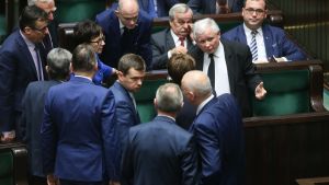 Jaroslaw Kaczynski talar med kolleger i sejmen den 22 december 2015 Jaroslaw Kaczynski talar med kolleger i sejmen den 22 december 2015