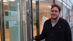 Matias Fredriksson jobbar på Navigatorn som hjälper unga att hitta sysselsättning. Matias Fredrikson är sakkunnig vid Navigatorn, en del av Arbets- och näringsbyrån i Helsingfors