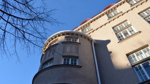 Cygnaeus lågstadieskola på Bangatan i Helsingfors stängs inte.. En del av en byggnad