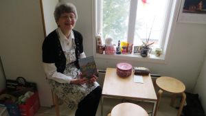 I Söderby-bodens handelskammare brukade Gerda dricka kaffe med bakelser tillsammans med Tove Jansson på pallen i mitten och Tuulikki Pietilä till höger Gerda Englund sitter i Söderbybodens handelskammare