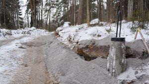 Fundamenten för lyktstolparna har redan grävts ner. gång- och cykelväg byggs från kokon till uddas i borgå feb. 2016
