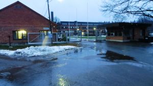 Strömfors Electrics gamla bostadsbaracker inhyser nu fyrtio unga asylsökande män från Afghanistan Porten till Strömfors Electric i Strömfors bruk i Lovisa