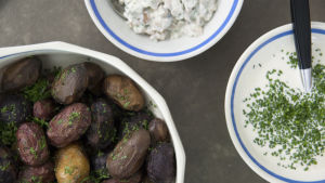 Ugnsbakade potatisar med löjrom och svampröra. Ugnsbakade potatisar med löjrom, majonnäs och svampröra.