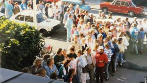 Så här anmälde man sig till MI-kurser före internet. Det var långa köer till kursanmälningen i Borgå MI på 1980-talet
