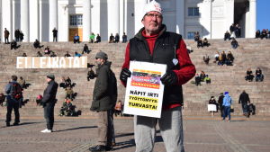 Ilkka Merikukka protesterar mot att de fattiga drabbas hårdast av regeringens nedskärningspolitik. Ilkka Merikukka protesterar mot att de fattiga drabbas hårdast av regeringens nedskärningspolitik.