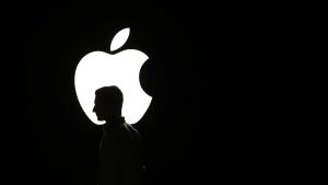 Apple, ett av världens största bolag, betalar i dag 0,05 procent företagsskatt på sina vinster. En man går förbi en Apple-logo i San Francisco 9.9.2015