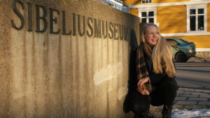 Sibeliusmuseet på Biskopsgatan har hunnit bli bekant område för Hanna Nyberg under hösten, eftersom Florakören och Brahe Djäknar både sjunger och umgås i dess källare. Sibeliusmuseet på Biskopsgatan har hunnit bli bekant område för Hanna Nyberg under hösten, eftersom Florakören och Brahe Djäknar både sjunger och umgås i dess källare.
