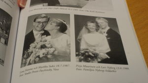 Floras historik kryllar av körparens bröllopsfotografier. Till höger är Hanna Nybergs föräldrar. Floras historik kryllar av körparens bröllopsfotografier. Till höger är Hanna Nybergs föräldrar.