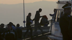 Flyktingar transporteras till Turkiet. Grekland skickar tillbaka illegala flyktingar till Turkiet från ön Lesbos.