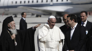 Bartholomeus I, Påve Franciskus och premiärminister Alexis Tsipras på flygfältet på ön Lesbos 16.4.2016