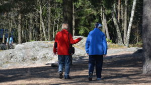 Promenader har blivit mer pop under pandemin. Gammalt par på promenad i Kråkkärret.