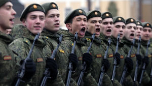 Ryssland har satsat stort på att modernisera och förstora sin försvarsmakt under det senaste årtiondet. Bilden är från segerdagsparaden i Moskva. Ryska soldater övar inför segerdagen 2016.